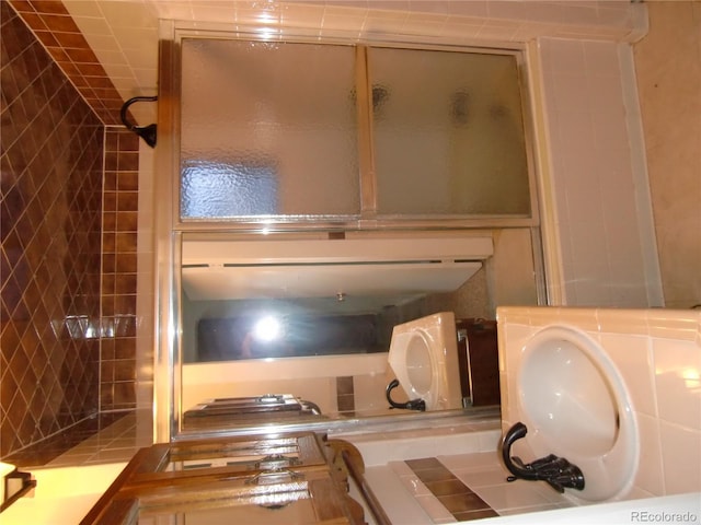 bathroom featuring tiled shower