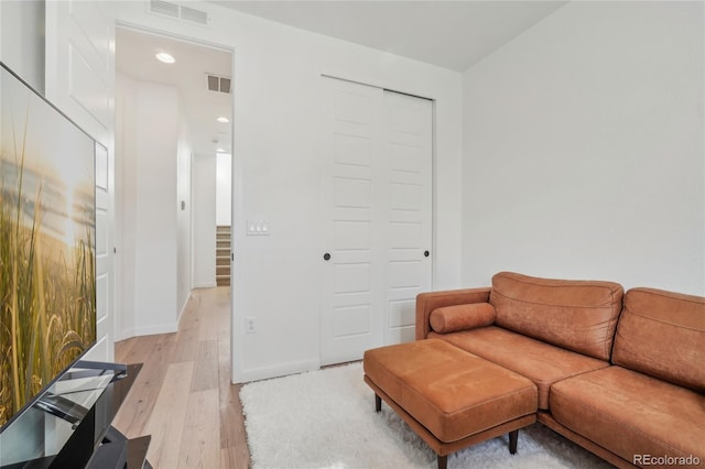 living room featuring recessed lighting, visible vents, baseboards, and light wood-style flooring