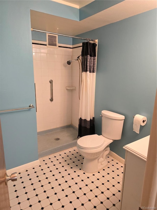 bathroom with toilet and a shower with shower curtain