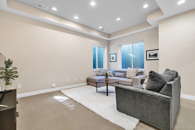 living area featuring light colored carpet, baseboards, visible vents, and recessed lighting