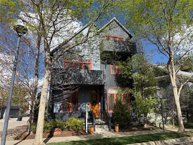 view of front of property featuring a balcony