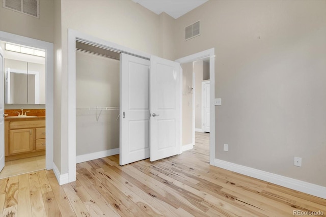 920 Neon Forest Cir, Longmont, CO 80504 - unfurnished bedroom with a sink, a closet, light wood-type flooring, ensuite bath, and baseboards