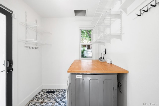 2995 Yates St, Denver, CO 80212 - bar area featuring baseboards and washer / dryer