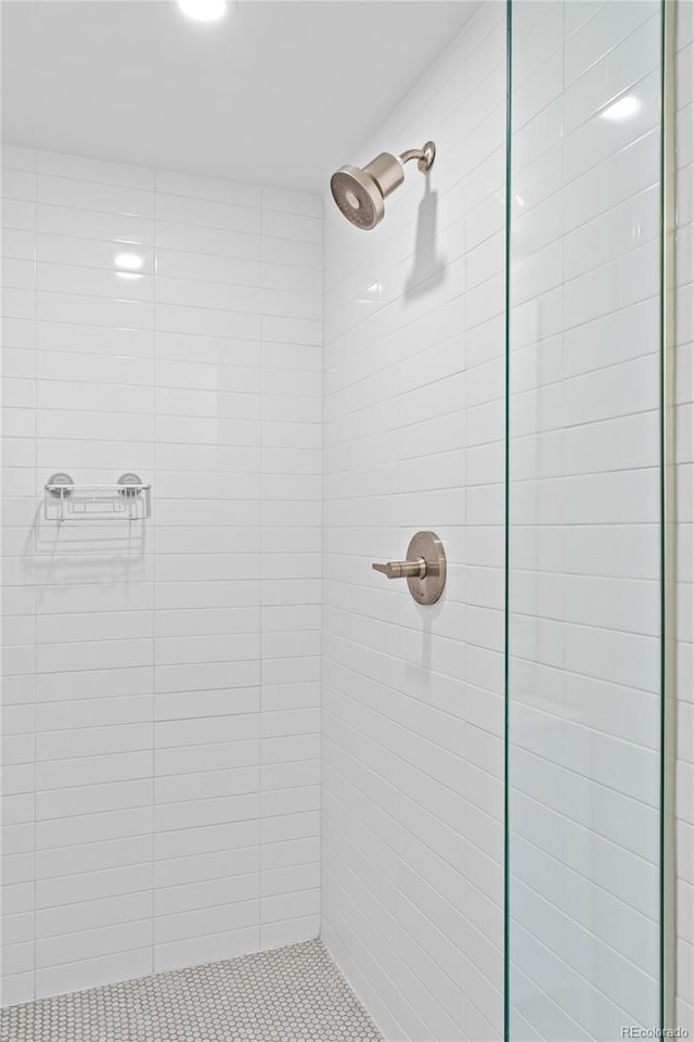 bathroom featuring tiled shower