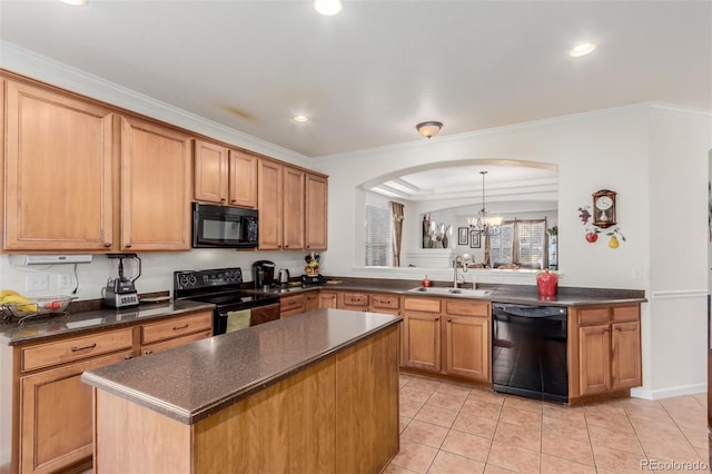 kitchen with hanging light fixtures, an inviting chandelier, kitchen peninsula, crown molding, and black appliances