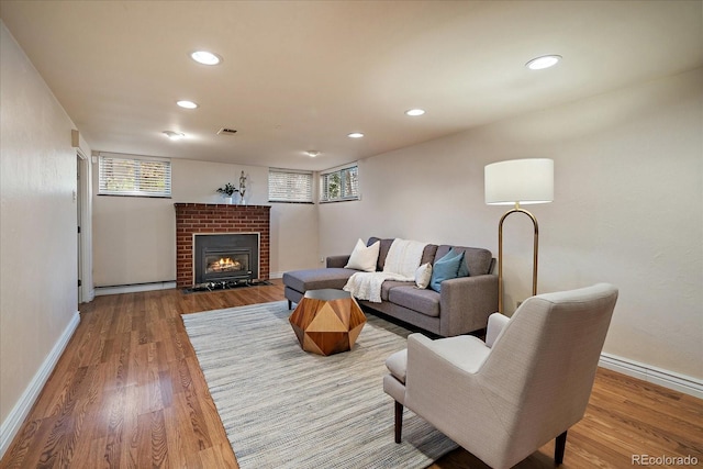 living room featuring visible vents, recessed lighting, baseboards, and wood finished floors