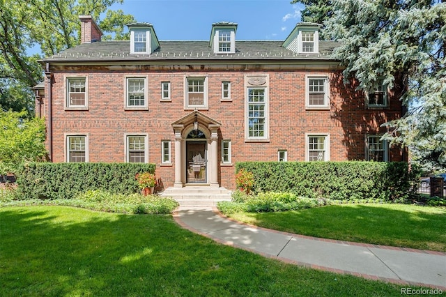 view of front of property featuring a front yard