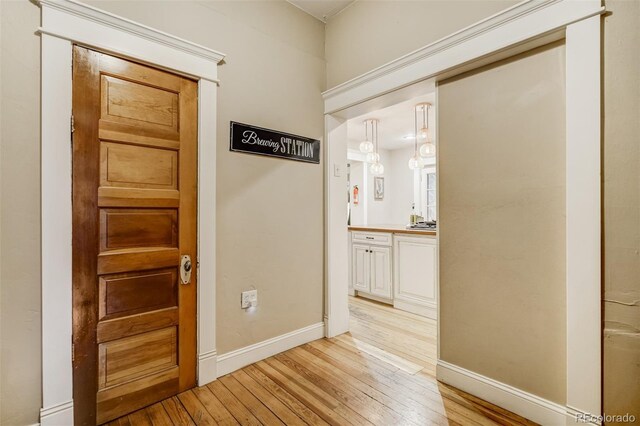 1510 S Cascade Ave, Colorado Springs, CO 80905 - hall featuring light wood-style flooring and baseboards