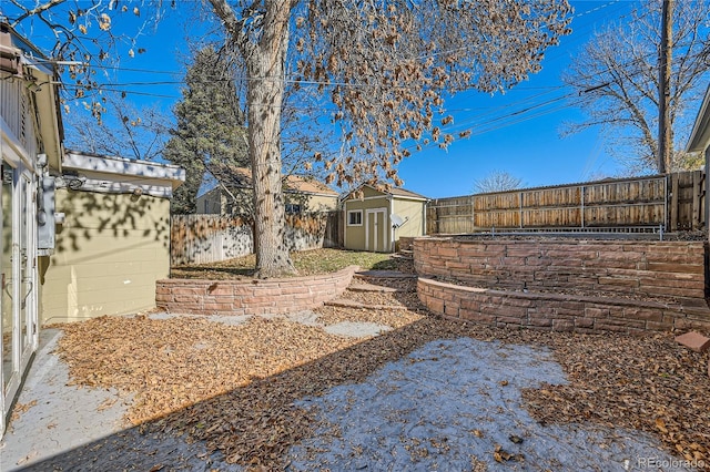 view of yard featuring a storage shed