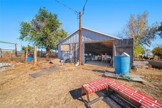 view of yard featuring an outbuilding