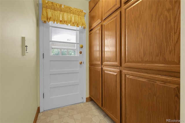 1091 E Pinewood Ave, Centennial, CO 80121 - doorway with baseboards