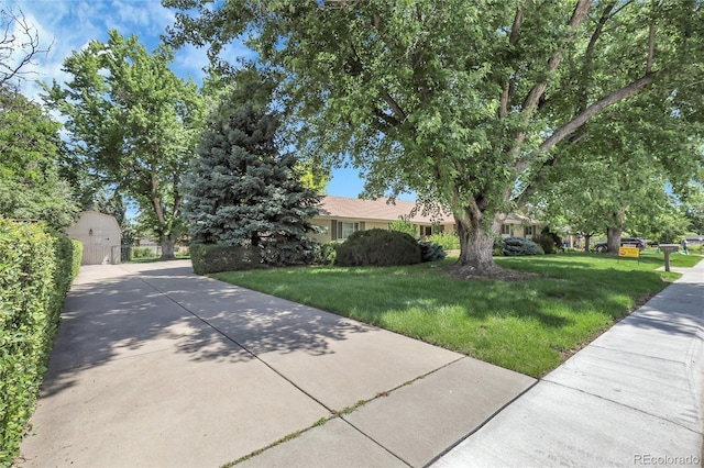 1091 E Pinewood Ave, Centennial, CO 80121 - obstructed view of property featuring a front yard