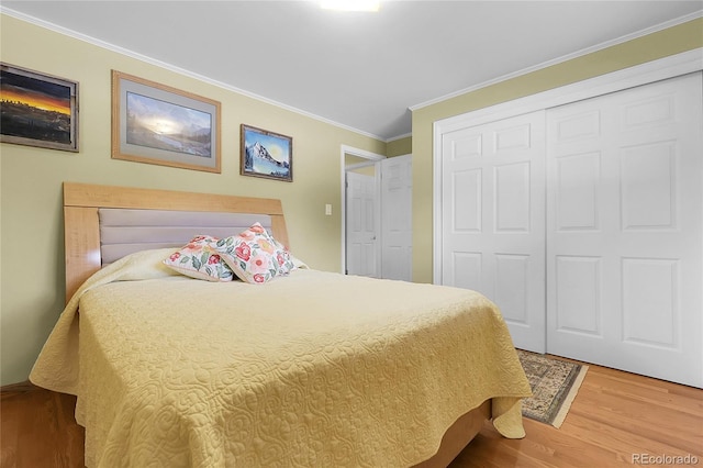 1091 E Pinewood Ave, Centennial, CO 80121 - bedroom featuring wood finished floors, a closet, and crown molding