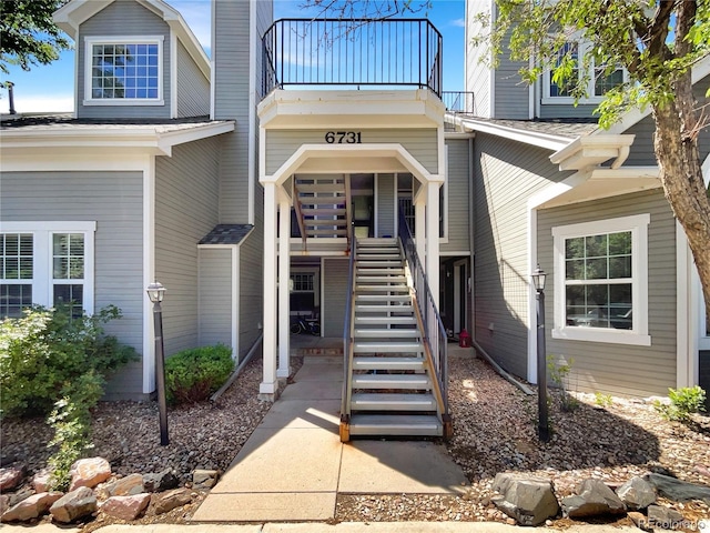 property entrance featuring a balcony