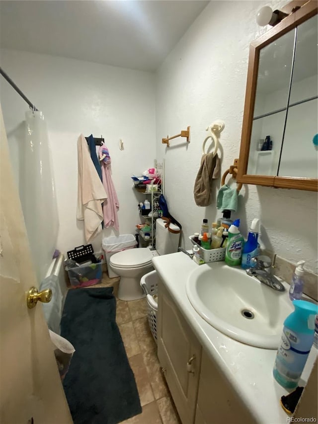 full bath featuring a shower with shower curtain, vanity, and toilet