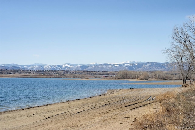 water view with a mountain view