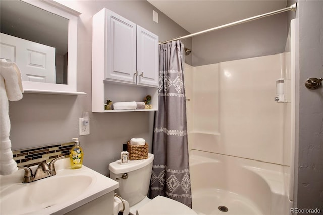 472 Ryan Gulch Rd, Silverthorne, CO 80498 - full bath featuring a shower with curtain, backsplash, toilet, and vanity