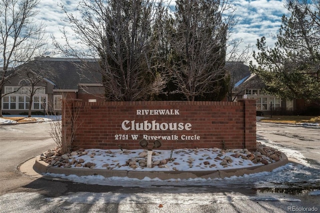 view of community / neighborhood sign