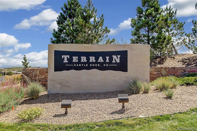 view of community / neighborhood sign