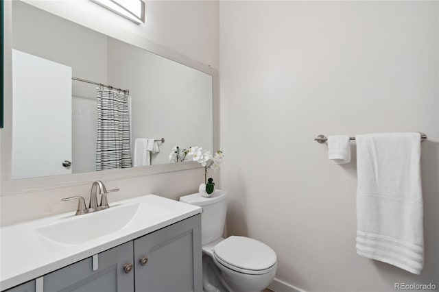 full bath with toilet, vanity, baseboards, and a shower with curtain
