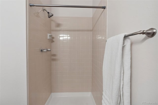 bathroom featuring tiled shower