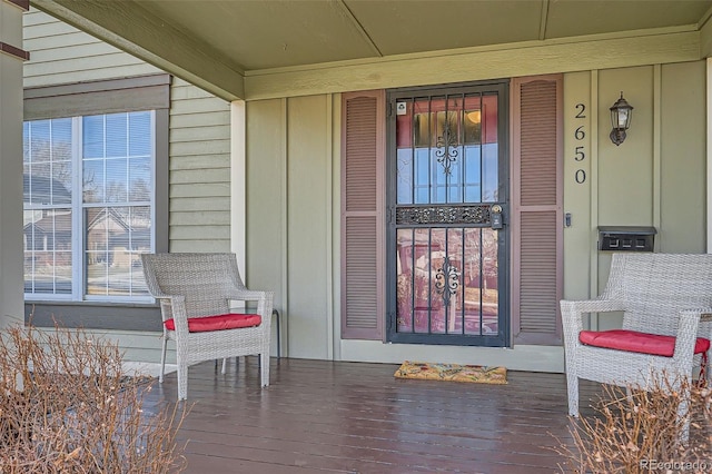 doorway to property with covered porch