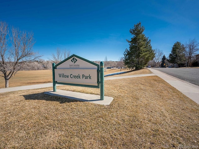 community / neighborhood sign featuring a yard