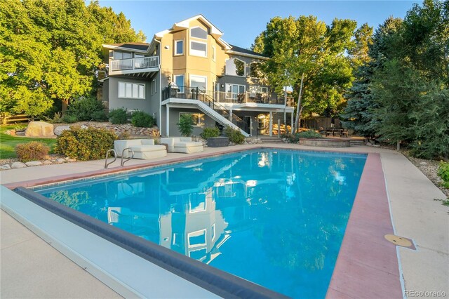 view of swimming pool