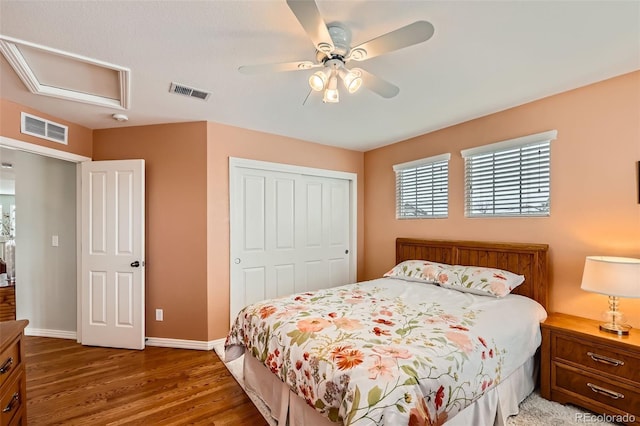 bedroom featuring ceiling fan, dark hardwood / wood-style flooring, and a closet