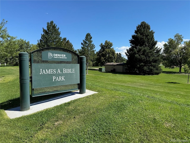 view of property's community featuring a lawn