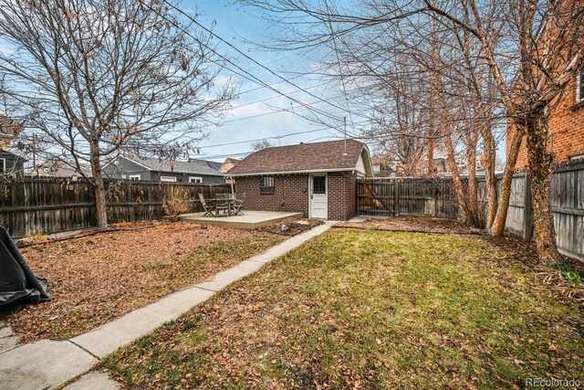 view of yard featuring an outdoor structure and a fenced backyard