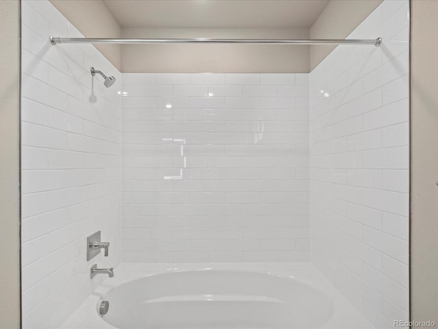 bathroom with tiled shower / bath