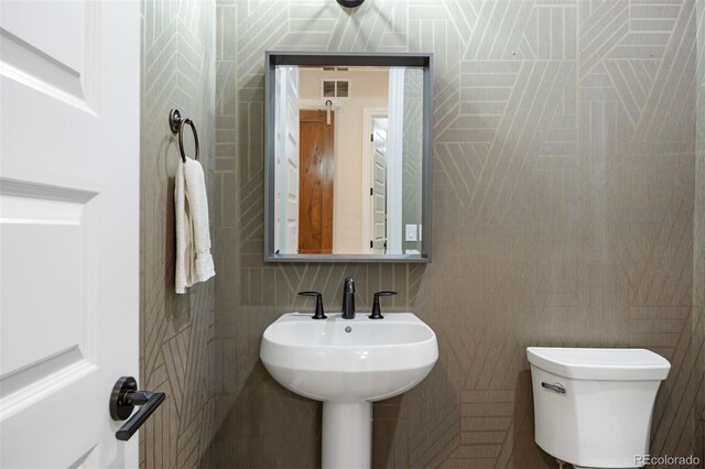 27381 E Lakeview Dr, Aurora, CO 80016 - bathroom with tile walls, toilet, and a sink