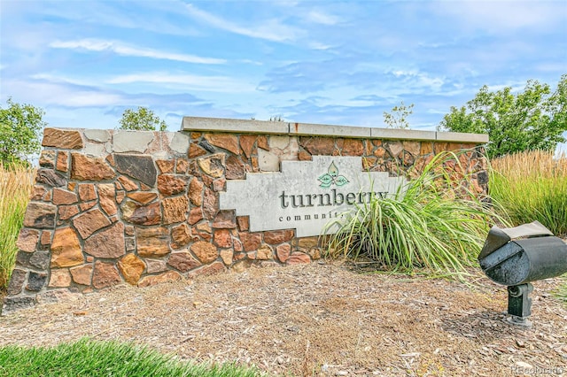 view of community / neighborhood sign