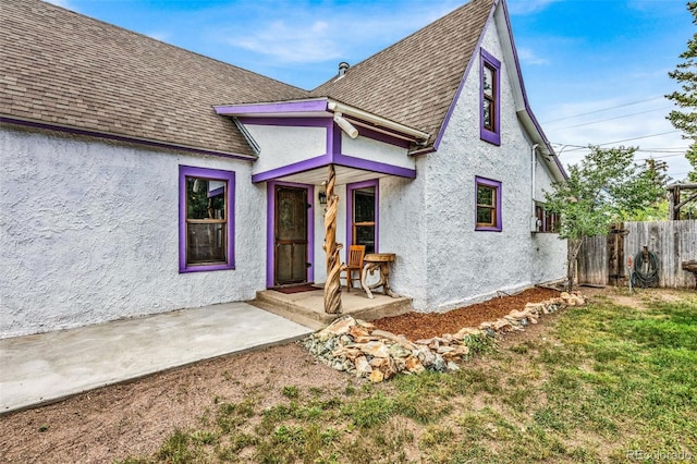 view of front of house featuring a patio and a front lawn