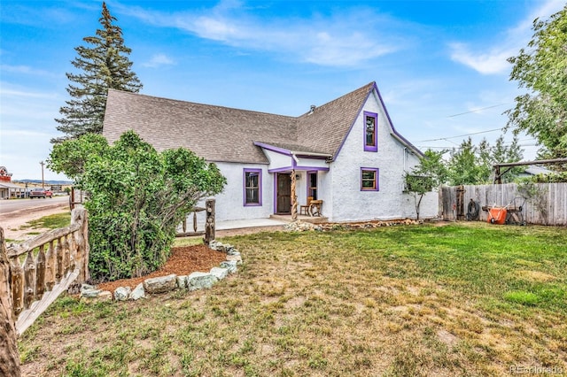 view of front of property featuring a front yard