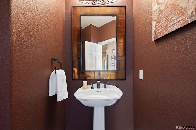 bathroom featuring a textured wall