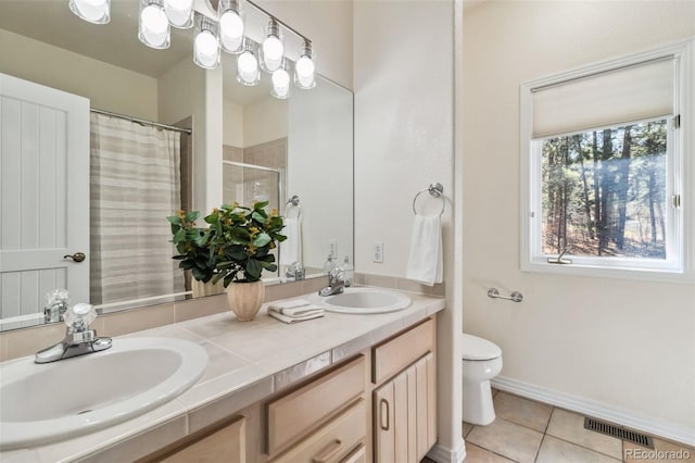full bath featuring tile patterned floors, toilet, double vanity, curtained shower, and baseboards