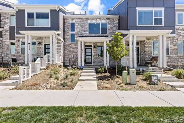 762 N Rome St, Aurora, CO 80018 - view of front of home featuring a porch and stucco siding