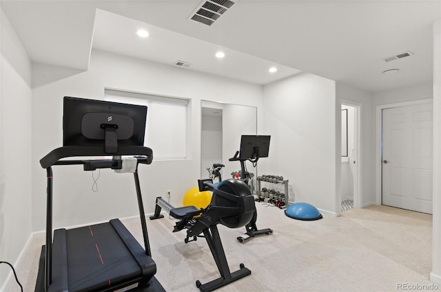 workout room featuring recessed lighting, visible vents, and baseboards