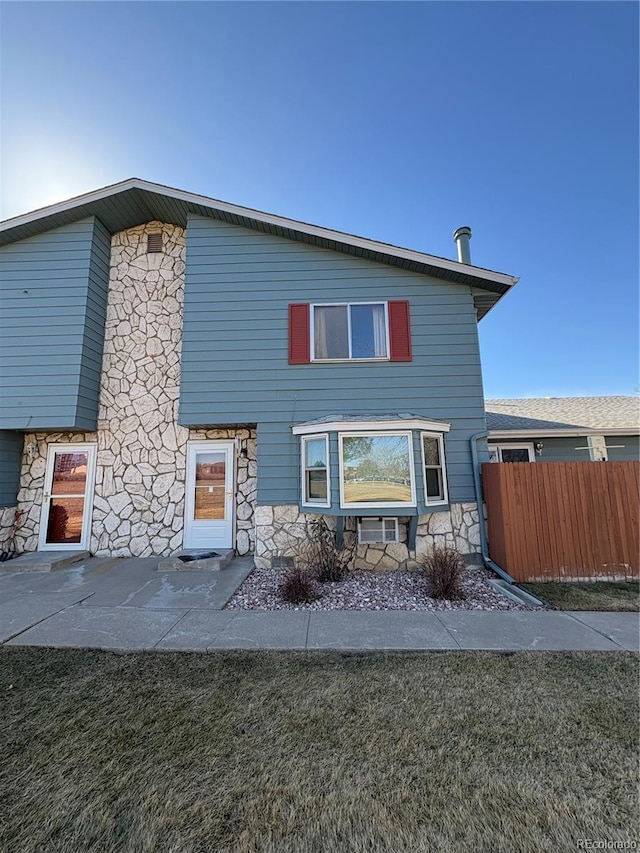 view of front of property featuring a front yard