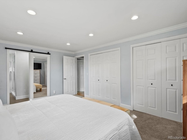 7055 E Heritage Pl S, Centennial, CO 80111 - bedroom featuring multiple closets, a barn door, recessed lighting, ornamental molding, and baseboards