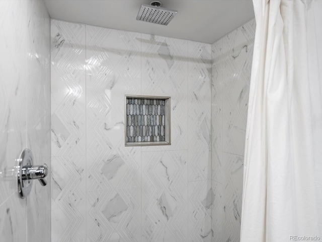 7055 E Heritage Pl S, Centennial, CO 80111 - bathroom featuring a shower with shower curtain