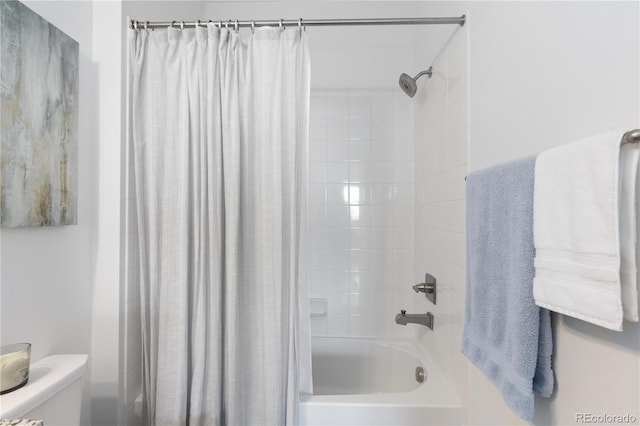 bathroom featuring toilet and shower / tub combo