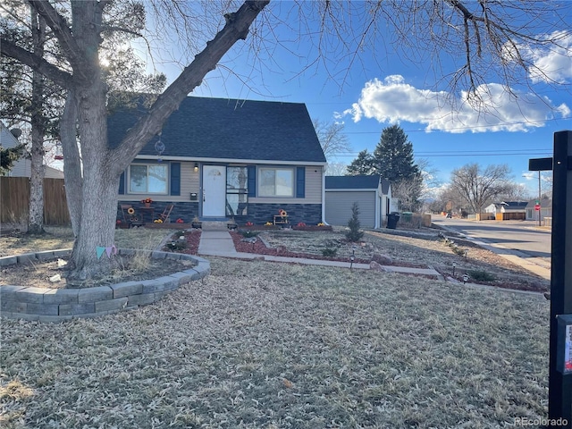 view of front facade featuring a front lawn