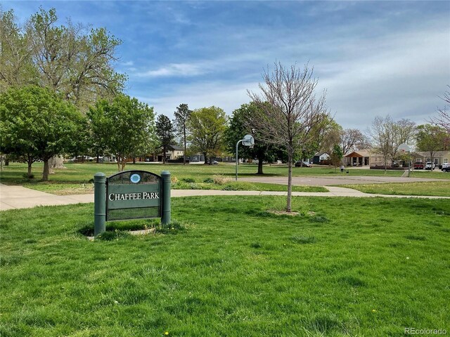 view of property's community featuring a lawn