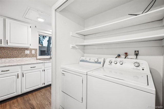 laundry room with a sink, laundry area, dark wood-style flooring, and independent washer and dryer