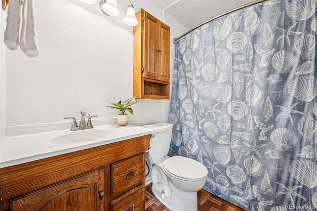 full bath featuring a shower with curtain, vanity, and toilet