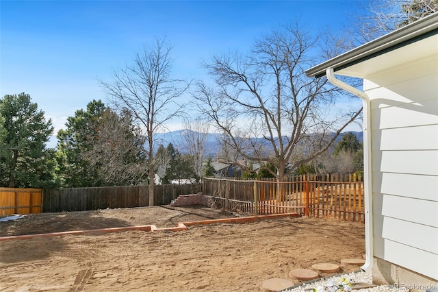 view of yard with a mountain view