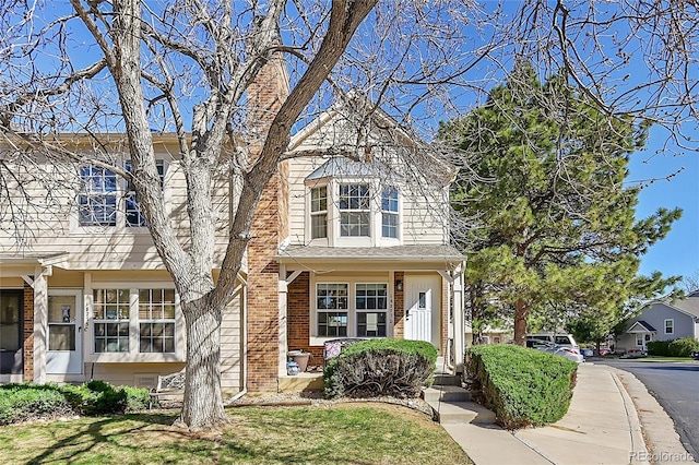 view of front of house featuring brick siding and a front yard